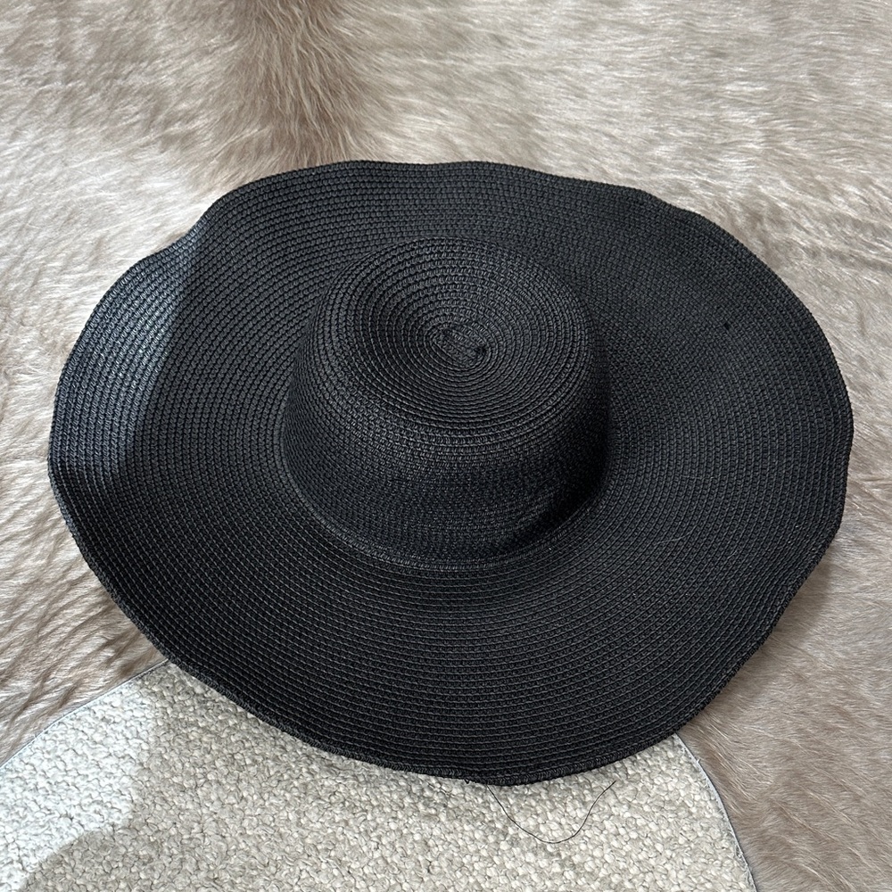 Elegant Black Wide-Brimmed Hat